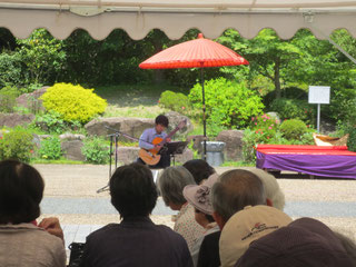 池田市久安寺でギター演奏