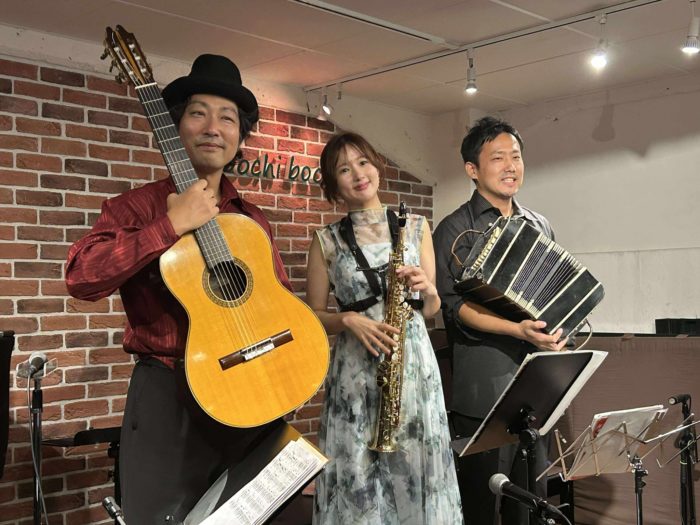 旧大津公会堂ぼちぼち、〈タンゴ・グレリオ〉バンドネオン・星野俊路、サックス・本田千鈴、ギター・米阪隆広