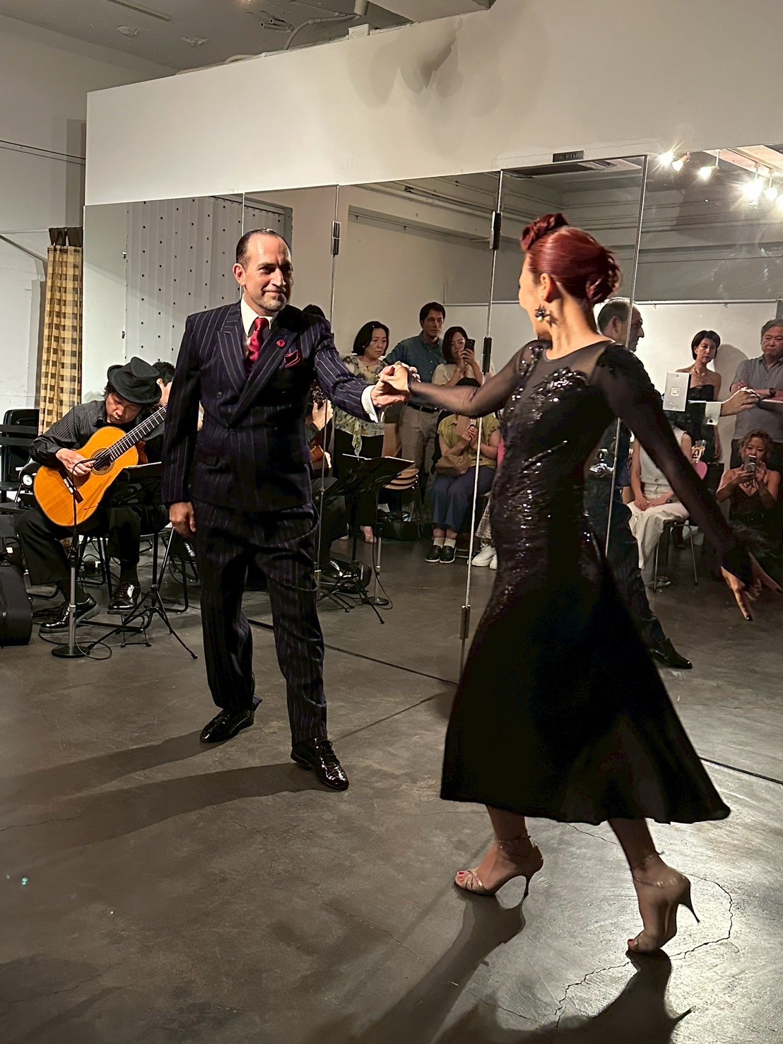 神戸市・御影・アビエスフィルマ〈タンゴ・グレリオ〉バンドネオン・星野俊路、ギター・米阪隆広、（ダンス）Ernesto & Hanami Borgonovo