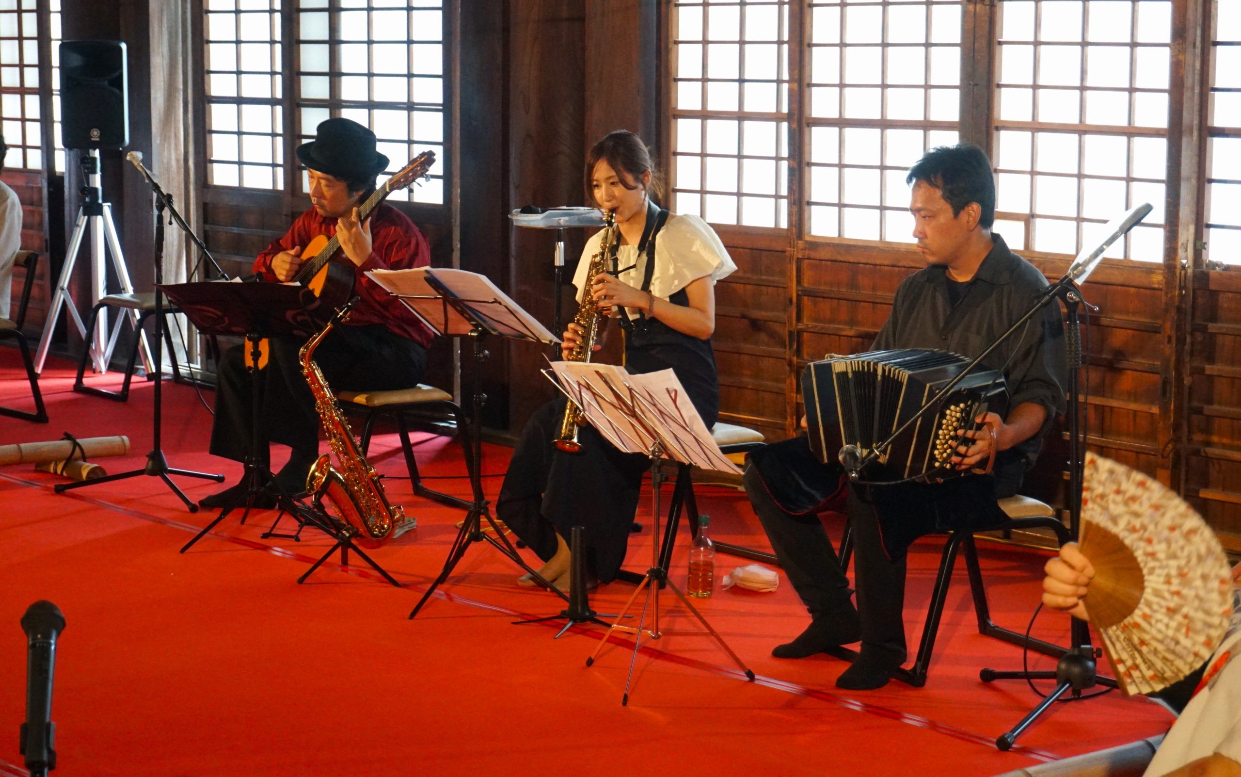 大津氏。西教寺、〈タンゴ・グレリオ〉バンドネオン・星野俊路、サックス・本田千鈴、ギター・米阪隆広