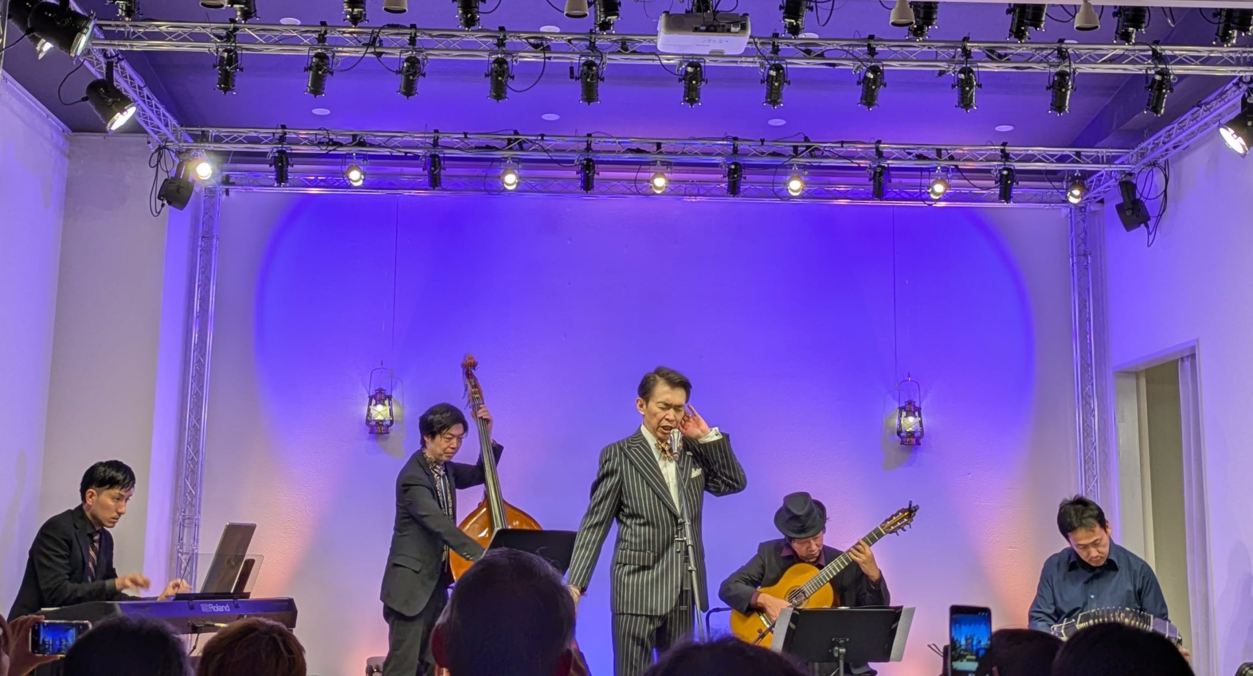 ロベルト・杉浦、バンドネオン・星野俊路、ギター・米阪隆広、コントラバス・後藤雅史、ピアノ・麓朝光