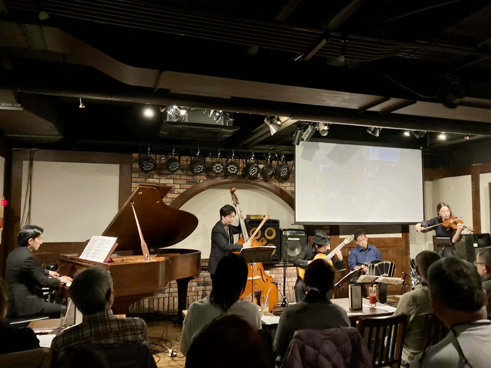 11月22日に神戸市・元町Alwaysでタンゴ五重奏団キンテート・クルサードの初ライブを開催。 たくさんのお客様にお越しいただき大好評で終演しました。 ご来場いただいた皆様、あらためてありがとうございました！ ピアソラ五重奏団の「ミケランジェロ'70」や「悪魔のロマンス」はもちろん、バッファの「パラ・グアルディア」やキンテートレアル編の「エンスエーニョス」など様々な作品に新たにチャレンジできたのは大きな収穫でした。 また「ティエラ・ケリーダ」や「夢の中で」、「アル・ガローペ」など古風な演奏にも対応できるのがこの楽団のユニークさだと思います。 お客様にも様々な切り口のタンゴをお楽しみいただいたようです。 キンテート・クルサードの次回の公演は12月13日の愛知県大治町ですが、関西でも来年以降また企画していきたいですね！