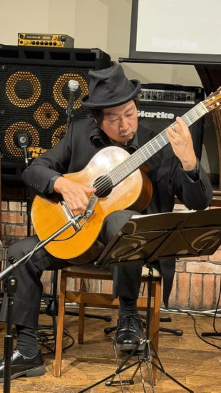 タンゴ五重奏団キンテート・クルサード、米阪隆広（ギター）