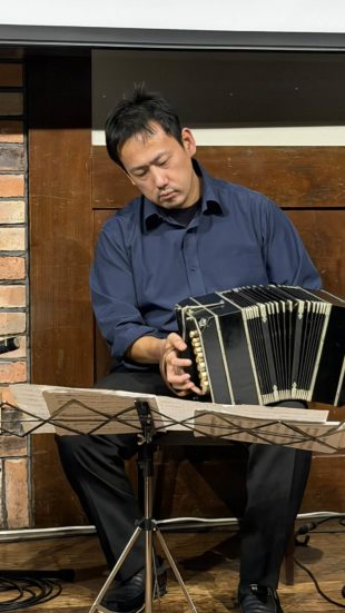 タンゴ五重奏団キンテート・クルサード、星野俊路（バンドネオン）