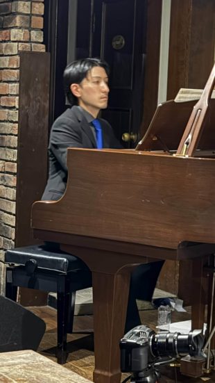 タンゴ五重奏団キンテート・クルサード、麓朝光（ピアノ）