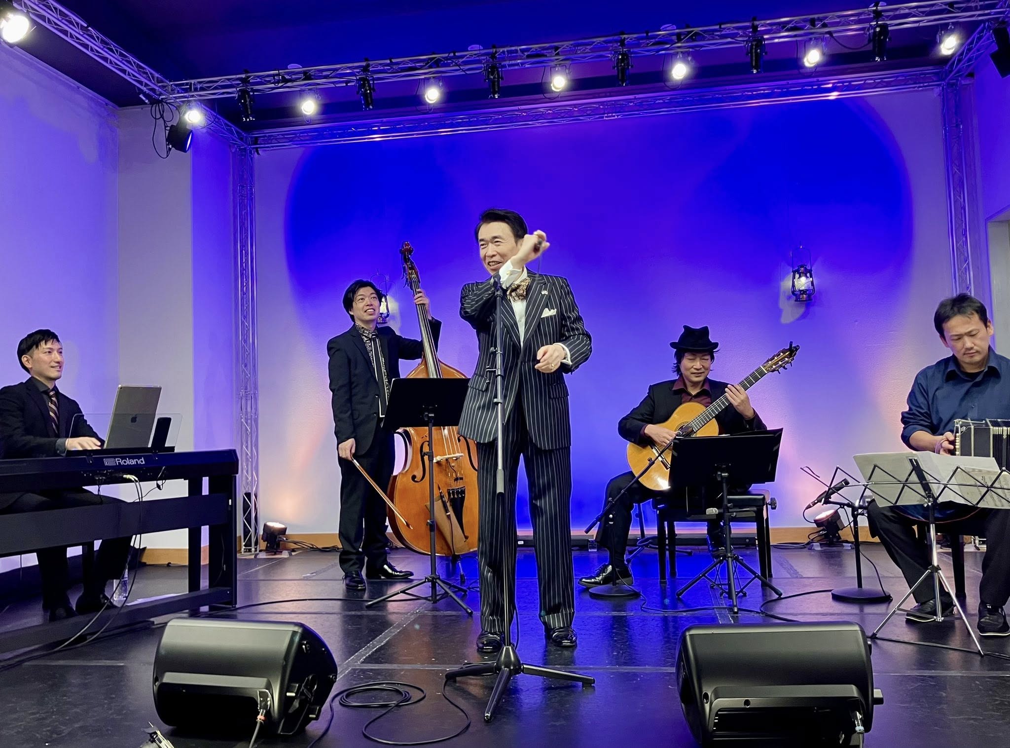 ロベルト・杉浦、バンドネオン・星野俊路、ギター・米阪隆広、コントラバス・後藤雅史、ピアノ・麓朝光