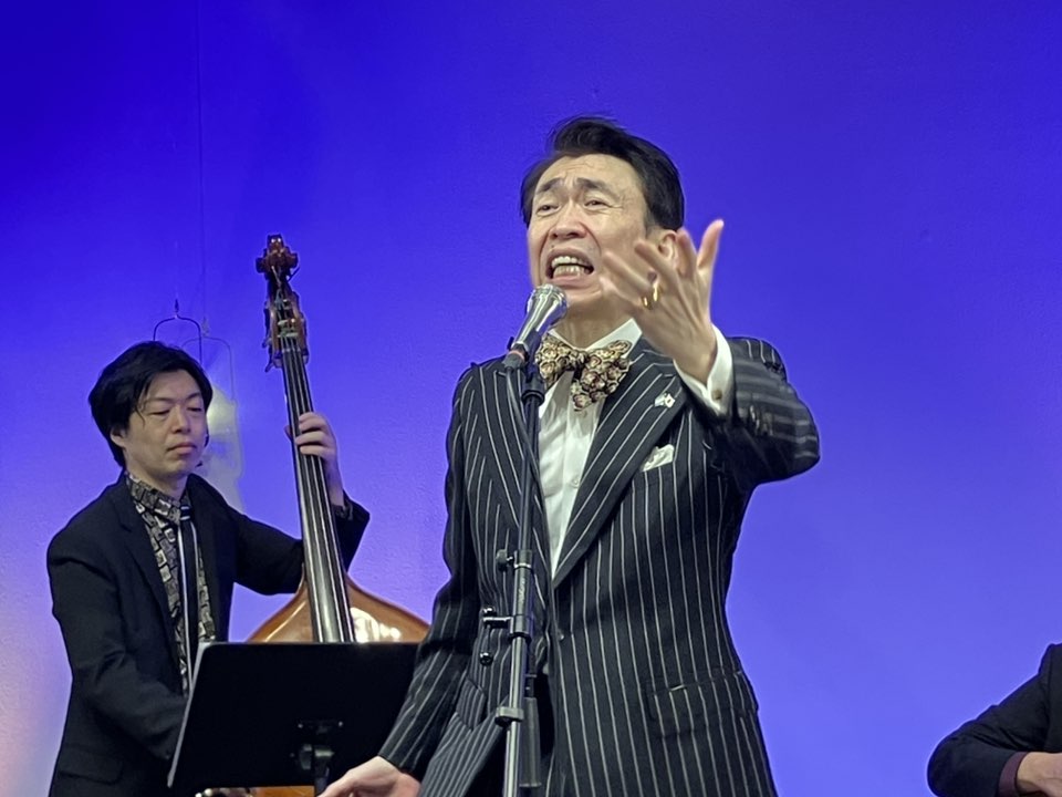 ロベルト・杉浦、バンドネオン・星野俊路、ギター・米阪隆広、コントラバス・後藤雅史、ピアノ・麓朝光