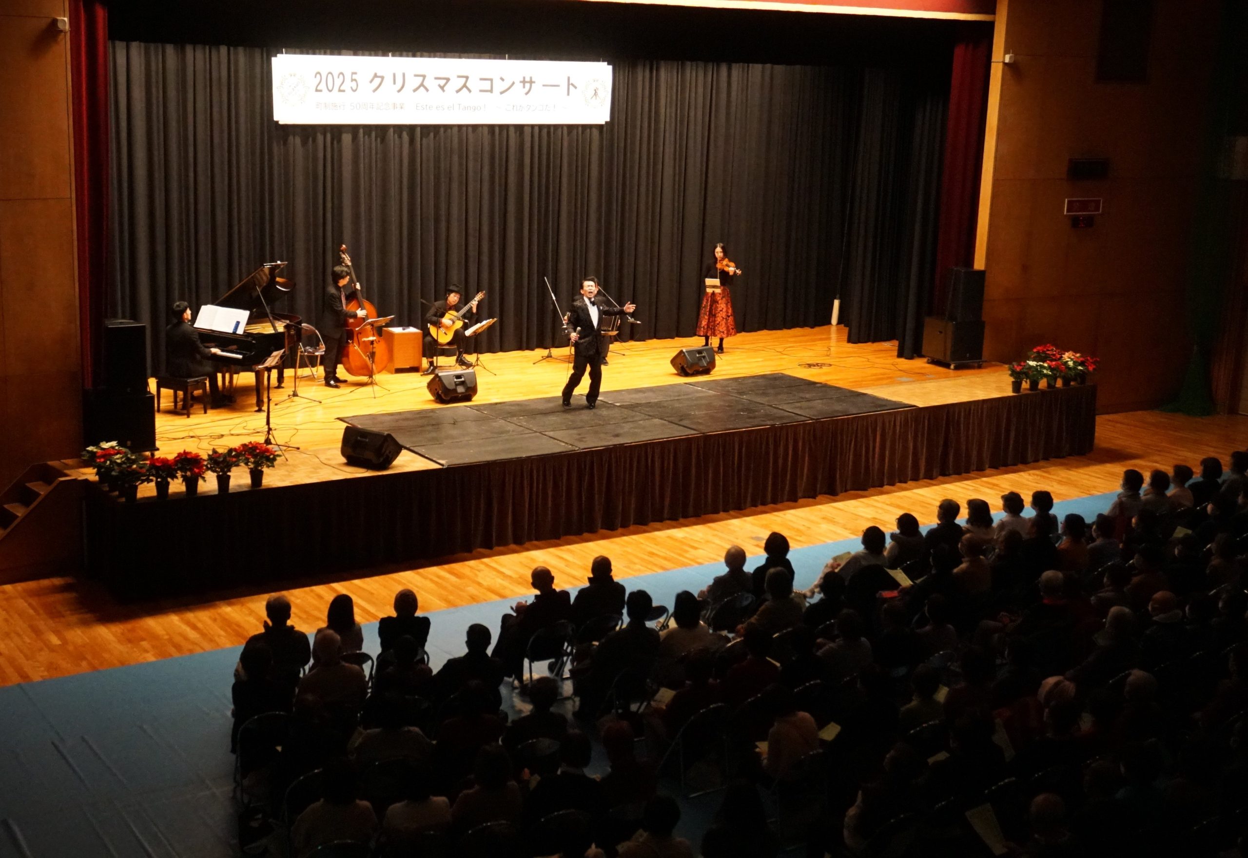 タンゴ五重奏団キンテート・クルサード、星野俊路（バンドネオン）、米阪隆広（ギター）、後藤雅史（コントラバス）、松本尚子（バイオリン）、麓朝光（ピアノ）、大治町