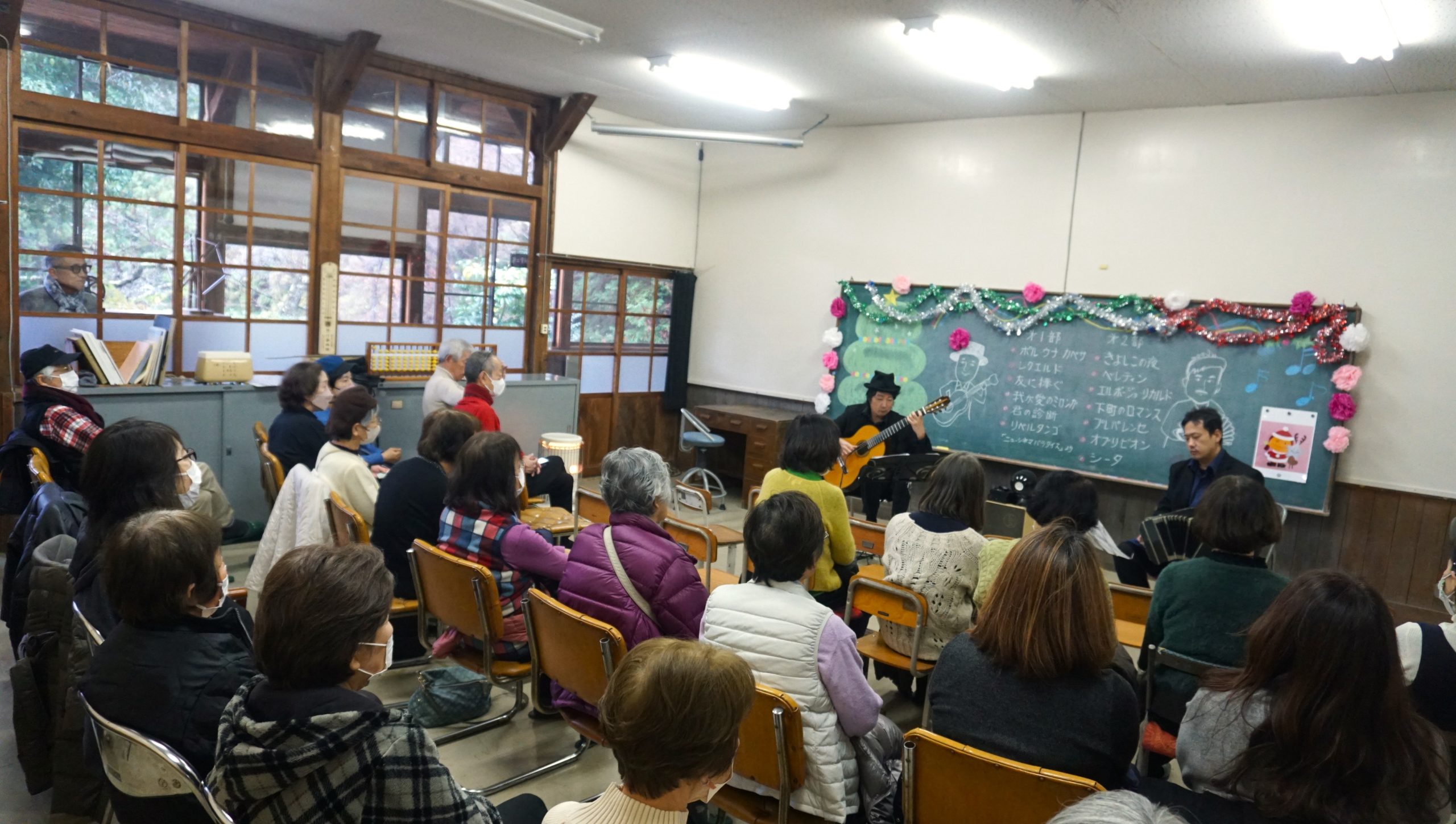 和歌山県紀伊神谷、旧白藤小学校、〈タンゴ・グレリオ〉バンドネオン・星野俊路、ギター・米阪隆広