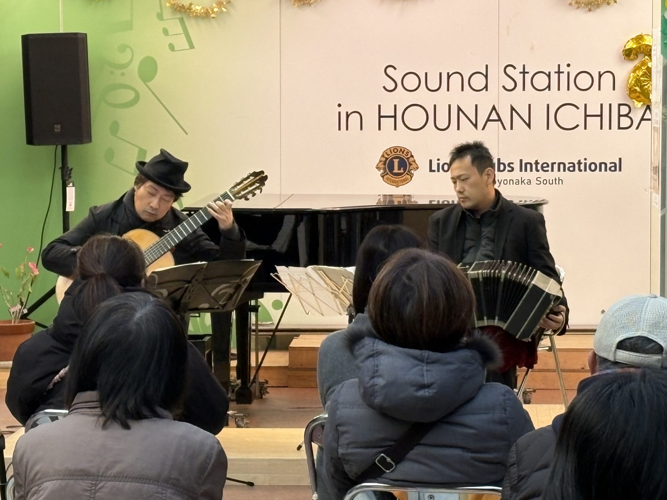 豊中市庄内・豊南市場、〈タンゴ・グレリオ〉バンドネオン・星野俊路、ギター・米阪隆広