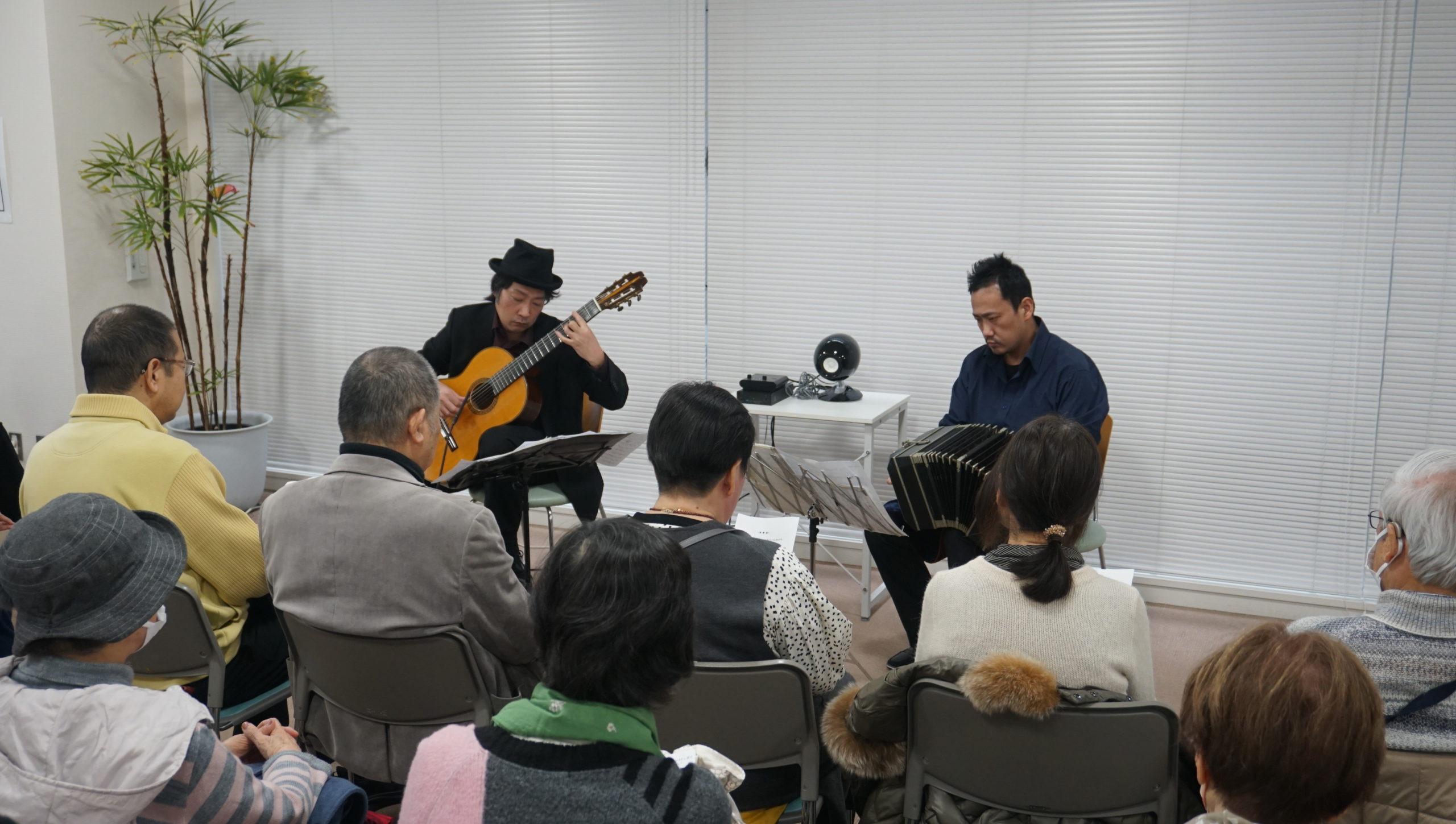 吹田市立高齢者生きがい活動センター、〈タンゴ・グレリオ〉バンドネオン・星野俊路、ギター・米阪隆広