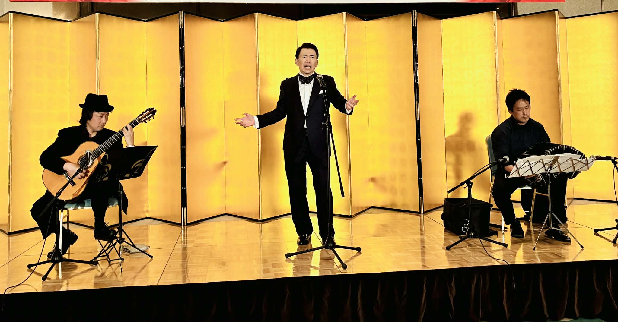 ロベルト・杉浦(歌手)、タンゴ・グレリオ、バンドネオン・星野俊路、ギター・米阪隆広